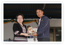 ภาพพิธีมอบหนังสือตำราอาหาร วิทยาลัยอาชีวศึกษาสุพรรณบุรี 