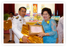 ภาพพิธีลงนามถวายพระพรชัยมงคลเฉลิมพระเกียรติ และพิธีถวายเครื่องราชสักการะ พานพุ่มเงินพานพุ่มทอง และจุดเทียนถวายพระพรชัยมงคล เนื่องในวันเฉลิมพระชนมพรรษาสมเด็จพระนางเจ้าสิริกิติ์พระบรมราชินีนาถ 