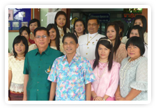 องค์การบริหารส่วนจังหวัดสุพรรณบุรี ส่งเสริมประเพณีในวันสงกรานต์ โดยให้บุคลากรทุกคนแต่งกายชุดไทยย้อนยุคมาปฏิบัติงาน ระหว่างวันที่ ๑๑ – ๑๒ เมษายน ๒๕๕๔ 