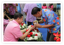 ภาพพิธีรดน้ำขอพรผู้ว่าราชการจังหวัดสุพรรณบุรี 