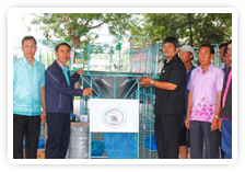 ภาพ อบจ.สุพรรณบุรี มอบเครื่องดักจับเพลี้ยกระโดด อ.สามชุก 