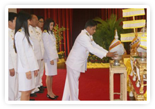 ภาพพิธีถวายราชสักการะพานพุ่มเงิน พานพุ่มทอง เนื่องในวันฉัตรมงคล ประจำปี ๒๕๕๔ 