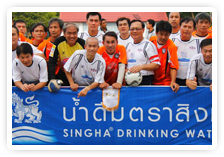 ภาพ…การแข่งขันฟุตบอลกระชับมิตรระหว่างทีมฟุตบอลอาวุโสสุพรรณบุรี พบทีม สิงห์ ออลสตาร์