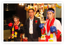 ภาพพิธีเปิดมหกรรมมวยรอบดาวรุ่งยุทธหัตถี เฉลิมพระเกียรติพระมหาราชชาติไทย ชิงถ้วยพระราชทาน สมเด็จพระบรมโอรสาธิราช ฯ สยามมกุฎราชกุมาร เมื่อวันที่ ๕ พฤศจิกายน ๒๕๕๔ 