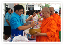 ภาพ..พิธีตักบาตรข้าวสารอาหารแห้ง เนื่องในวันคล้ายวันประสูติสมเด็จพระสังฆราช เมื่อวันที่ ๓ ตุลาคม ๒๕๕๕ 
