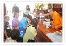 ภาพ..พิธีถวายภัตตาหารเลี้ยงพระเพล เนื่องในวันครบรอบวันมงคลสมรส ๒๔ ปี นายกบุญชู จันทร์สุวรรณ 