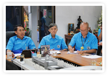 ภาพ..นายบุญชู จันทร์สุวรรณ นายกองค์การบริหารส่วนจังหวัดสุพรรณบุรีพร้อมด้วยคณะผู้บริหาร,รองปลัด อบจ.สุพรรณบุรี ,หัวหน้าส่วนราชการของ อบจ.สุพรรณบุรี ร่วมประชุมหัวหน้าส่วนราชการ ประจำสัปดาห์ที่ ๑ ของเดือนพฤศจิกายน ๒๕๕๕ 
