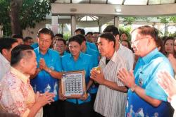 ภาพ..อวยพรวันปีใหม่ ฯพณฯบรรหาร  ศิลปอาชา เมื่อวันที่ ๓๑ ธันวาคม ๒๕๕๕  ณ บ้านจรัญสนิทวงศ์ กรุงเทพฯ 