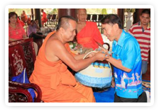 ภาพ..อวยพรวันคล้ายวัดเกิดพระครูสิริวรธรรมาภินันท์ รองเจ้าคณะอำเภอเมืองสุพรรณบุรีเจ้าอาวาสวัดมะนาว ในวันที่ ๒๒ มกราคม ๒๕๕๖ 