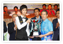 ภาพ..พิธีปิดโครงการแข่งขันสนุกเกอร์ SangSom Suphanburi Cup ๒๐๑๓ องค์การบริหารส่วนจังหวัดสุพรรณบุรี รวมพลังต้านยาเสพติด เมื่อวันที่ ๒๔ กุมภาพันธ์ ๒๕๕๖ ณ ห้องไพลิน โรงแรมพชร 