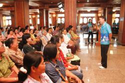ภาพ..โครงการพัฒนาการมีส่วนร่วมของประชาชนในการส่งเสริมการท่องเที่ยว ภายในจังหวัดสุพรรณบุรี อำเภอด่านช้าง รุ่นที่ ๒ เมื่อวันที่ ๒๑ กุมภาพันธ์ ๒๕๕๖  ณ วัดแค อ.เมือง จ.สุพรรณบุรี  