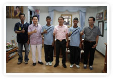 ภาพ..นายก อบจ.สุพรรณบุรี กล่าวชื่นชมนักกีฬาฟุตบอลทีมชาติไทย ยุวชนไทยอาเซียนคัพ  ครั้งที่ ๑ เมื่อวันที่ ๑๘ มีนาคม ๒๕๕๖  