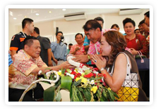 ภาพ..กิจกรรมรดน้ำขอพร ฯพณฯบรรหาร  ศิลปอาชา เนื่องในเทศกาลสงกรานต์ ประจำปี ๒๕๕๖