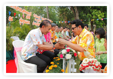 ภาพ..กิจกรรมการทำบุญถวายภัตตาหารเพลแด่พระสงฆ์ และร่วมรดน้ำขอพรผู้บริหาร เนื่องในวันสงการนต์  ณ คุ้มขุนแผน