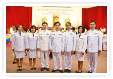 ภาพ..งานพระราชพิธีถวายราชสักการะวันฉัตรมงคล ประจำปี ๒๕๕๖  เมื่อวันที่ ๕ พฤษภาคม ๒๕๕๖             ณ  ห้องประชุมอาชาสีหมอก  ศาลากลางจังหวัดสุพรรณบุรี