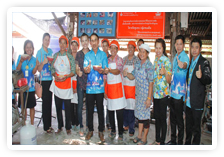 ภาพ..นายบุญชู  จันทร์สุวรรณ  นายกองค์การบริหารส่วนจังหวัดสุพรรณบุรี พร้อมด้วยหัวหน้าส่วนราชการ และข้าราชการของ อบจ.สุพรรณบุรี ร่วมตรวจเยี่ยมวิสาหกิจชุมชน อำเภอหนองหญ้าไซ เมื่อวันที่ ๑ พฤษภาคม ๒๕๕๖