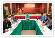 ภาพ..โครงการประชุมสัมมนา  เรื่อง “การจัดทำและประสานแผนพัฒนาขององค์กรปกครองส่วนท้องถิ่น ครั้งที่ ๒” เมื่อวันที่ ๒๑ พฤษภาคม ๒๕๕๖ ณ ห้องไพลิน โรงแรมพชร อำเภอเมืองสุพรรณบุรี  