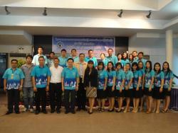 ภาพ..โครงการอบรมกระบวนการเรียนรู้ทางการเมืองของผู้นำท้องถิ่น ประจำปี ๒๕๕๖ เมื่อวันที่ ๒๔ กรกฎาคม ๒๕๕๖ ณ ห้องไพลิน โรงแรมพชร อำเภอเมืองสุพรรณบุรี