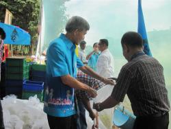 ภาพ..โครงการเพิ่มพันธุ์สัตว์น้ำเฉลิมพระเกียรติ เนื่องในวโรกาสมหามงคล  เฉลิมพระชนมพรรษาสมเด็จพระนางเจ้าสิริกิติ์พระบรมราชินีนาถ ๘๑ พรรษา  เมื่อวันที่ ๙ สิงหาคม ๒๕๕๖ ณ บริเวณท่าน้ำวัดท่าโขลง  ตำบลท่าระหัด อำเภอเมืองสุพรรณบุรี