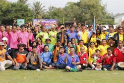 ภาพ..โครงการแข่งขันกีฬา อบจ.สุพรรณบุรี รวมใจกำนัน – ผู้ใหญ่บ้าน ครั้งที่ ๖ ประจำปี ๒๕๕๖ เมื่อวันที่ ๒๑ พฤศจิกายน ๒๕๕๖ ณ สนามกีฬาอำเภอดอนเจดีย์ 