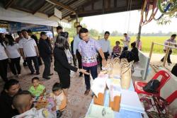 ภาพ...โครงการส่งเสริมฟื้นฟูการดูแลช่วยเหลือผู้สูงอายุ และผู้สูงอายุที่พิการในชุมชนอำเภอสองพี่น้อง
