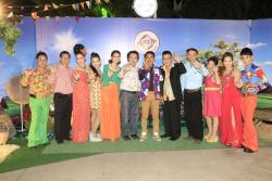 ภาพ..งานสังสรรค์ “แว่วเสียงแคน แหยมสุพรรณ” สมาคมเสริมสวยจังหวัดสุพรรณบุรี  เมื่อวันที่ ๑๗ ธันวาคม ๒๕๕๖  ณ บริเวณหน้าที่ว่าการอำเภอเมืองสุพรรณบุรี 
