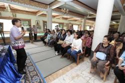 ภาพ..โครงการพัฒนาการมีส่วนร่วมของประชาชนในการส่งเสริมการท่องเที่ยวภายในจังหวัดสุพรรณบุรี รุ่นที่ ๑ อำเภอด่านช้าง เมื่อวันที่ ๘ มกราคม ๒๓๕๕๗ ณ ศาลาการเปรียญวัดบ้านสูตร อำเภอบางปลาม้า