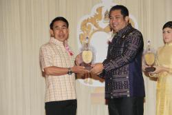 ภาพ..พิธีมอบโล่ยกย่องเชิดชูเกียรติองค์กรปกครองส่วนท้องถิ่นดีเด่น ทางด้านวัฒนธรรม ประจำปี ๒๕๕๖ เมื่อวันที่ ๒๒ มกราคม ณ ห้องคอนเวนชั่น เซ็นเตอร์ โรงแรมรามาการ์เด้นส์ กรุงเทพมหานคร
