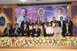 ภาพ..พิธีมอบประกาศนียบัตรสำเร็จการศึกษา ระดับมัธยมศึกษาปีที่ ๖ ปีการศึกษา ๒๕๕๖  โรงเรียนกีฬาจังหวัดสุพรรณบุรี  เมื่อวันที่ ๑๐ มีนาคม ๒๕๕๗ ณ ห้องประชุม ชั้น ๑๐ สถาบันการพลศึกษา อำเภอเมืองสุพรรณบุรี
