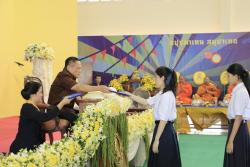 ภาพ..พิธีมอบประกาศนียบัตรผู้สำเร็จการศึกษา ระดับชั้นมัธยมศึกษาปีที่ ๖ ประจำปีการศึกษา ๒๕๕๖ โรงเรียนกรรณสูตศึกษาลัย จังหวัดสุพรรณบุรี  เมื่อวันที่ ๒๐ มีนาคม ๒๕๕๗ ณ โรงเรียนกรรณสูตศึกษาลัย อำเภอเมืองสุพรรณบุรี