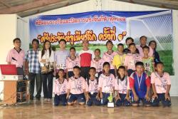 ภาพ..พิธีปิดโครงการแข่งขันกีฬาฟุตบอลเยาวชน อบจ.สุพรรณบุรี ศรีประจันต์จูเนียร์ลีก”  ระดับประถมศึกษา ประจำปี ๒๕๕๗ เมื่อวันที่ ๒๑ มีนาคม ๒๕๕๗ ณ สนามกีฬาโรงเรียนวัดสามจุ่น อำเภอศรีประจันต์