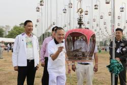 ภาพ..โครงการแข่งขันนกเขาชวาเสียงส่งเสริมการท่องเที่ยวจังหวัดสุพรรณบุรี ประจำปี ๒๕๕๗ ชิงถ้วยพระราชทานสมเด็จพระเทพรัตนราชสุดา ฯ สยามบรมราชกุมารี  เมื่อวันที่ ๒๓ มีนาคม ๒๕๕๗  ณ  สนามแข่งขันนกเขาชวาเสียง โรงแรมพชร อำเภอเมืองสุพรรณบุรี
