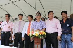 ภาพ..โครงการแข่งขันกีฬาฟุตบอลเยาวชน ระดับประถมศึกษา จังหวัดสุพรรณบุรี “ชิงแชมป์จูเนียร์คัพ” ครั้งที่ ๑ ประจำปี ๒๕๕๗ เมื่อวันที่ ๑ เมษายน ๒๕๕๗ ณ สนามกีฬาโรงเรียนกีฬาสุพรรณบุรี อำเภอเมืองสุพรรณบุรี