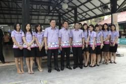 ภาพ..ร่วมต้อนรับ นางสาวยิ่งลักษณ์  ชินวัตร นายกรัฐมนตรี และคณะที่มาเยี่ยมชมสถานแสดงพันธุ์สัตว์น้ำบึงฉวากเฉลิมพระเกียรติ อ.เดิมบางนางบวช ในวันที่ ๓ เมษายน ๒๕๕๗