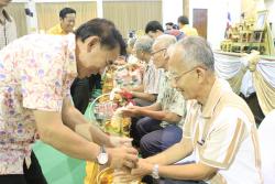 ภาพ..งานรดน้ำดำหัวและพบปะสังสรรค์ ชมรมครูเก่าโรงเรียนกรรณสูตศึกษาลัย เนื่องในเทศกาลวันสงกรานต์ เมื่อวันที่ ๗ เมษายน ๒๕๕๗ ณ หอประชุม ๒ โรงเรียนกรรณสูตศึกษาลัย