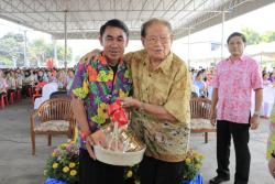ภาพ..พิธีรดน้ำขอพร ท่านบุญเอื้อ  ประเสริฐสุวรรณ เนื่องในเทศกาลสงกรานต์ ประจำปี ๒๕๕๗ เมื่อวันที่ ๑๒ เมษายน ๒๕๕๗ ณ หอประชุมอำเภอบางปลาม้า