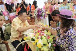 ภาพ..พิธีรดน้ำขอพร ฯพณฯบรรหาร  ศิลปอาชา เนื่องในเทศกาลสงกรานต์ ประจำปี ๒๕๕๗ เมื่อวันที่ ๑๓ เมษายน ๒๕๕๗ ณ บึงฉวากเฉลิมพระเกียรติ อำเภอเดิมบางนางบวช