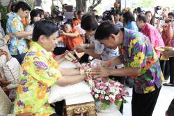 ภาพ..พิธีรดน้ำขอพรผู้ว่าราชการจังหวัดสุพรรณบุรี เนื่องในเทศกาลสงกรานต์ ประจำปี ๒๕๕๗ เมื่อวันที่ ๑๑ เมษายน ๒๕๕๗ ณ จวนผู้ว่าราชการจังหวัดสุพรรณบุรี 