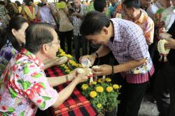 ภาพ..พิธีรดน้ำขอพร นายวินัย วนกิจสัมพันธ์ รองนายก อบจ.สุพรรณบุรี เนื่องในวันสงกรานต์ ประจำปี ๒๕๕๗ เมื่อวันที่ ๑๗ เมษายน ๒๕๕๗ ณ บ้านอู่ทอง อำเภออู่ทอง