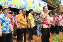ภาพ..พิธีรดน้ำขอพร ฯพณฯ ประภัตร  โพธสุธน เนื่องในเทศกาลสงกรานต์ ประจำปี ๒๕๕๗ เมื่อวันที่ ๒๐ เมษายน ๒๕๕๗ ณ บ้านเรือนไทย อำเภอศรีประจันต์