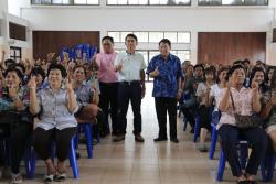 ภาพ..โครงการพัฒนากระบวนการเรียนรู้แบบมีส่วนร่วมสู่การพัฒนาชุมชนที่เข้มแข็ง ด้านเศรษฐกิจพอเพียง รุ่นที่ ๙ ประจำปีงบประมาณ ๒๕๕๗ เมื่อวันที่ ๒๓ พฤษภาคม ๒๕๕๗ ณ หอประชุมอำเภอสองพี่น้อง