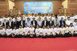 ภาพ..พิธีปิดการอบรมเชิงปฏิบัติการ ค่ายวิทยาศาสตร์สัญจร (ครั้งที่๑) ประจำปี ๒๕๕๗  เมื่อวันที่ ๑๙ มิถุนายน ๒๕๕๗ ณ อาคารศิลปอาชา โรงเรียนบรรหารแจ่มใสวิทยา ๑ อำเภอดอนเจดีย์ 
