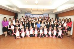 ภาพ..พิธีมอบวุฒิบัตรผู้สำเร็จวิชาชีพแต่งผม – เสริมสวย รุ่นที่ ๓๑ – ๓๒ เมื่อวันที่ ๒๗ มิถุนายน ๒๕๕๗ ณ ห้องทับทิม โรงแรมพชร อำเภอเมืองสุพรรณบุรี
