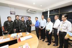 ภาพ..คณะกรรมการพัฒนาเพื่อความมั่นคงในระดับพื้นที่ในเขตกองทัพภาคที่ ๑ เข้าพบ นายก อบจ.สุพรรณบุรี  เพื่อทำความเข้าใจเกี่ยวกับยุทธศาสตร์การพัฒนาเพื่อเสริมความมั่นคงของชาติ  เมื่อวันที่ ๒๗ มิถุนายน ๒๕๕๗ ณ ห้องประชุมหน้าห้องนายก อบจ.สุพรรณบุรี