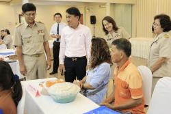ภาพ..โครงการเสริมสร้างภาวะผู้นำองค์กรปกครองส่วนท้องถิ่น ผู้นำตาม พรบ.ปกครองส่วนท้องถิ่น และภาคประชาชน “วิสาหกิจชุมชนสุพรรณ ฯ ก้าวทันสมัย” ประจำปี ๒๕๕๗ ในวันที่ ๗ กรกฎาคม ๒๕๕๗ ณ ห้องไพลิน โรงแรมพชร อำเภอเมืองสุพรรณบุรี