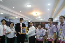 ภาพ..ต้อนรับคณะอาจารย์และนักศึกษาสถาบันพัฒนาบุคลากรท้องถิ่น กรมส่งเสริมการปกครองท้องถิ่น หลักสูตรเจ้าหน้าที่บริหารงานทั่วไป รุ่นที่ ๑๙ เมื่อวันที่ ๑๔ สิงหาคม ๒๕๕๗ ณ ห้องประชุมสภา อบจ.สุพรรณบุรี