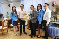ภาพ..นายอภิชิต โชติกลาง ผู้จัดการสาขาอาวุโส ธนาคารกรุงไทย สาขาสุพรรณบุรี เข้าพบและมอบของที่ระลึกแก่นายก อบจ.สุพรรณบุรี และปลัด อบจ.สุพรรณบุรี 