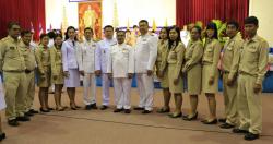 ภาพ..พิธีถวายวางพานพุ่ม และถวายราชสดุดี เฉลิมพระเกียรติพระบาทสมเด็จพระเจ้าอยู่หัว เนื่องใน “วันพระบิดาแห่งฝนหลวง” เมื่อวันที่ ๑๔ พฤศจิกายน ๒๕๕๗ ณ ห้องประชุมอาชาสีหมอก ศาลากลางจังหวัดสุพรรณบุรี