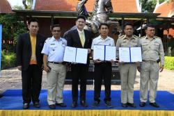 ภาพ...พิธีลงนามโครงการจัดทำจุดบริการสืบค้นข้อมูลสารสนเทศท้องถิ่น เพื่อส่งเสริมและสนับสนุนการท่องเที่ยวในจังหวัดสุพรรณบุรี ระหว่างองค์การบริหารส่วนจังหวัดสุพรรณบุรี การท่องเที่ยวแห่งประเทศไทย สำนักงานสุพรรณบุรี และบริษัท ทีโอที จำกัด (มหาชน) สาขาสุพรร