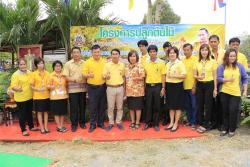 ภาพ...โครงการปลูกต้นไม้เฉลิมพระเกียรติพระบาทสมเด็จพระเจ้าอยู่หัว เนื่องในโอกาสวันเฉลิมพระชนมพรรษา ๘๗ พรรษา ในวันที่ ๕ ธันวาคม ๒๕๕๗ เมื่อวันที่ ๔ ธันวาคม ๒๕๕๗ ณ หมู่บ้านอนุรักษ์แย้ไทย หมู่ที่ ๖ ตำบลหนองสะเดา อำเภอสามชุก